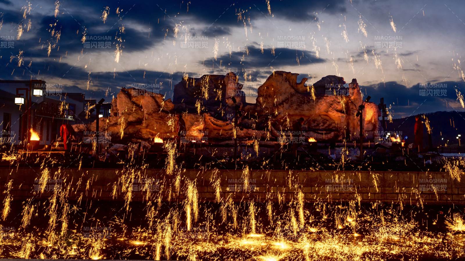 打铁花铁水飞溅夜景图片