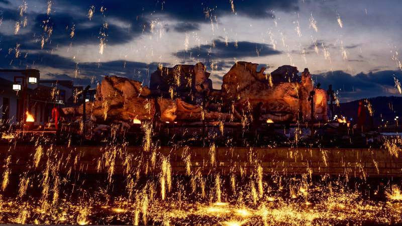 铁水飞溅夜景图片