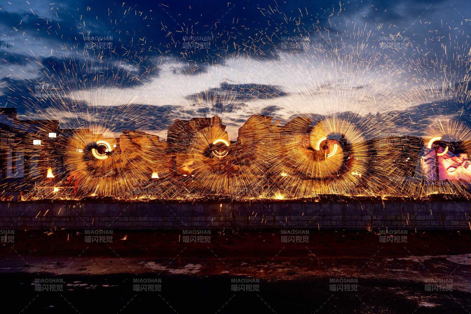 非遗打铁花绽放夜空图片