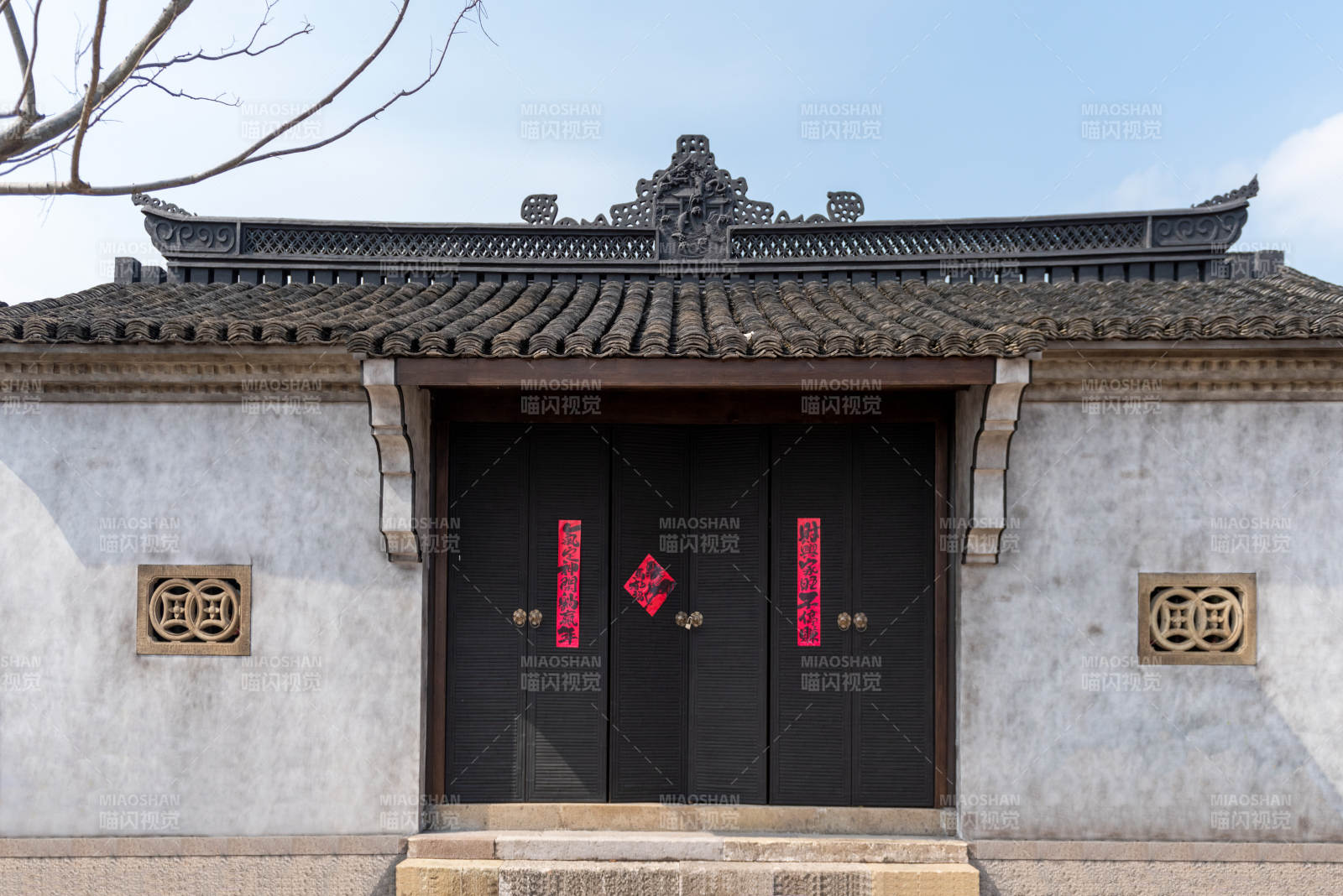 古宅大门迎春景图片