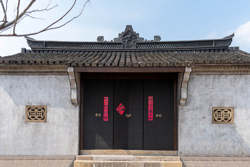 古宅大门迎春景图片