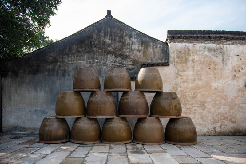 陶罐堆叠古墙前图片