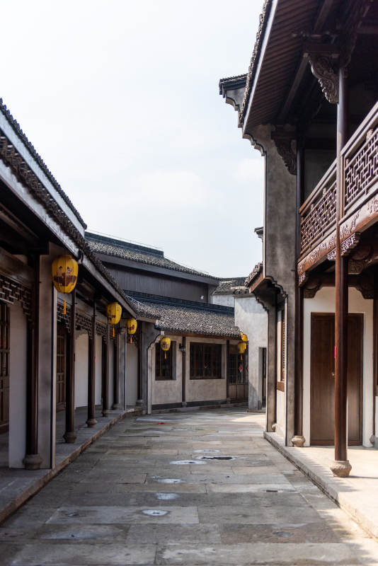 古巷幽静 黄灯点缀图片