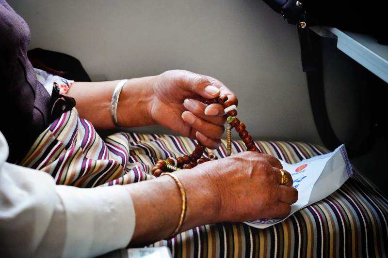 手捻佛珠读经文图片