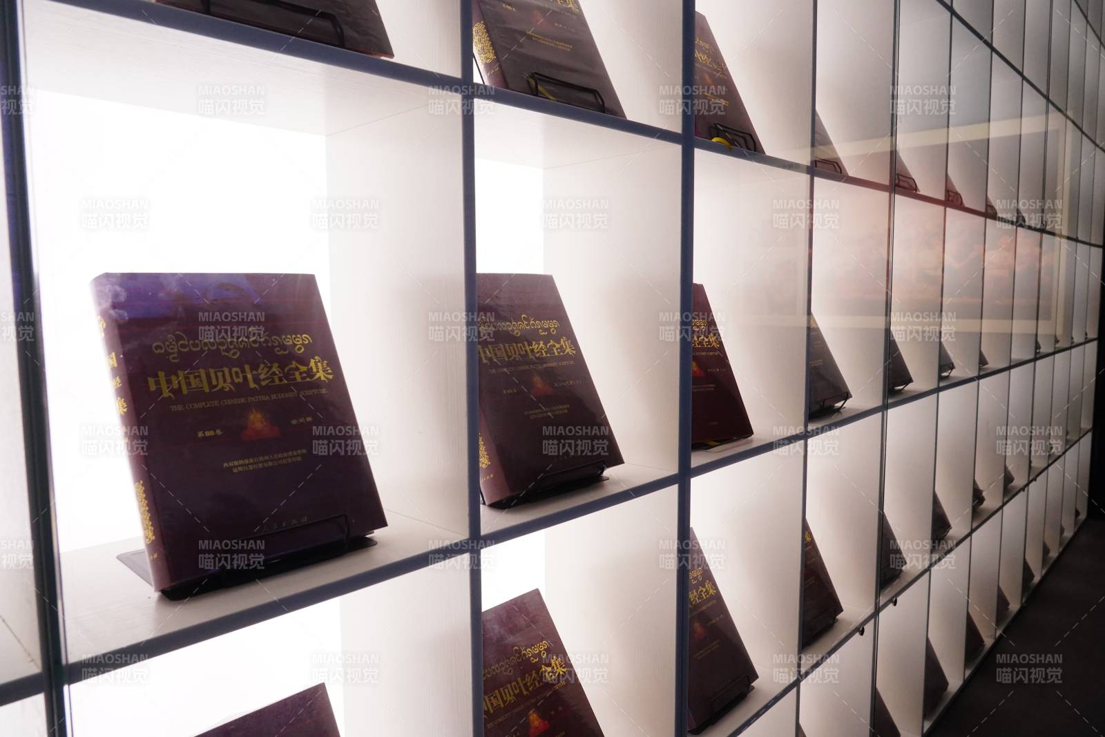 企业书籍陈列墙图片