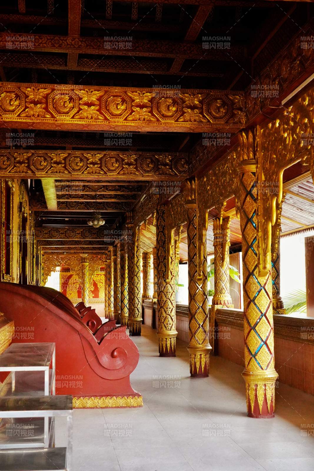 金碧辉煌的长廊图片