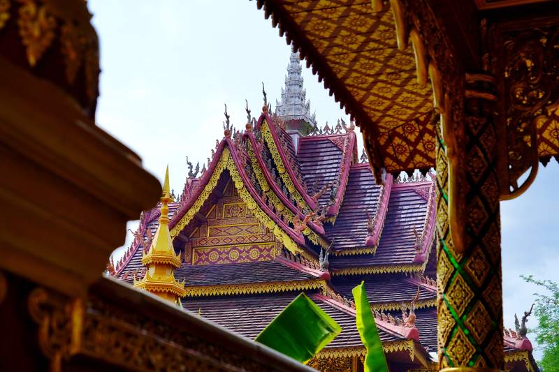 金碧辉煌的寺庙屋顶图片