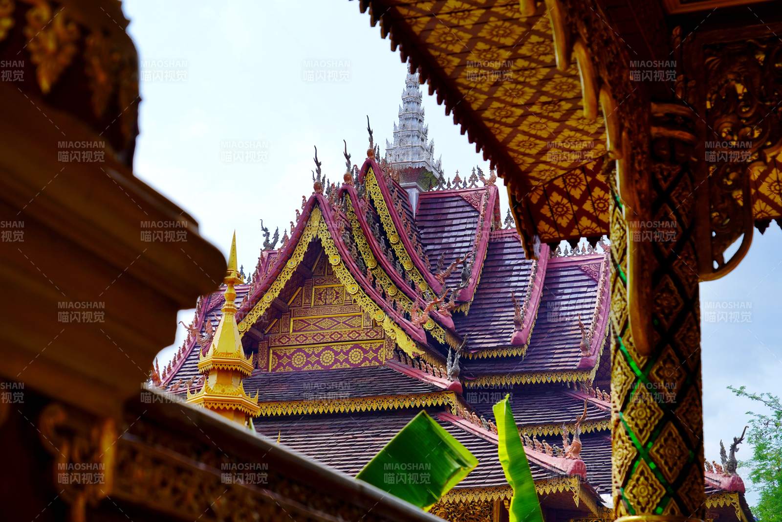 金碧辉煌的寺庙屋顶图片