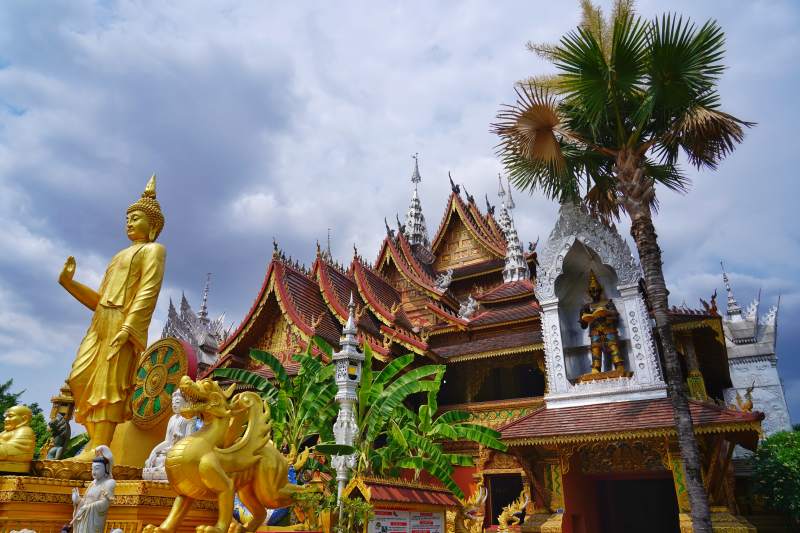 金佛寺前的金色佛像图片