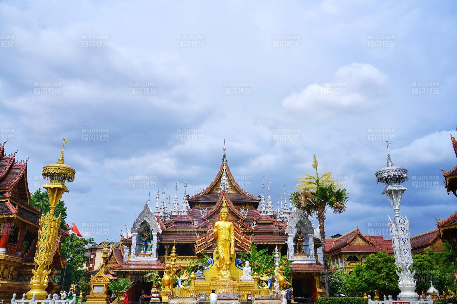 金色佛像庄严庙宇图片