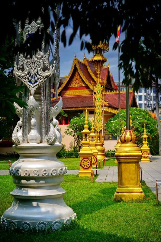 金碧辉煌的寺庙庭院图片