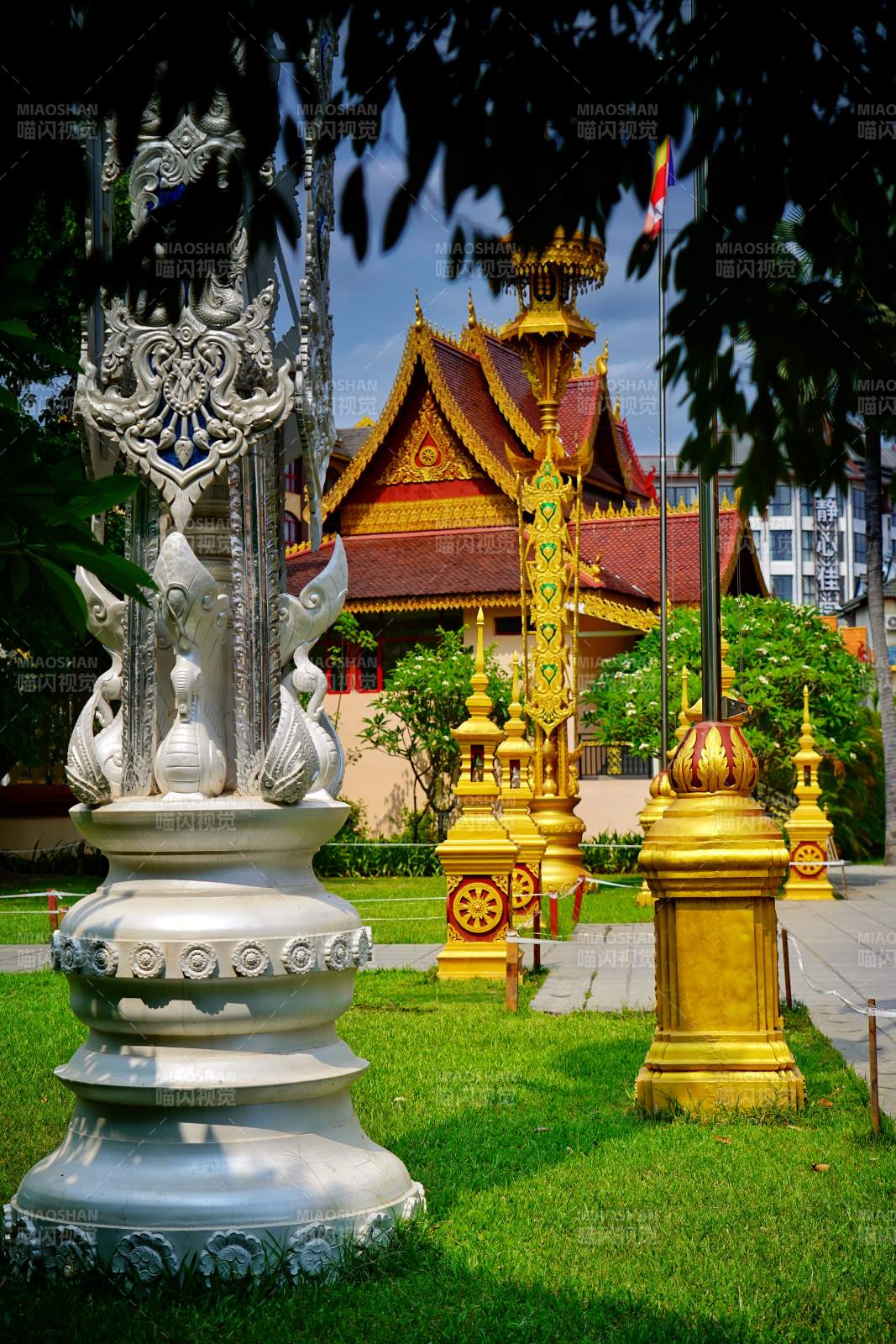 金碧辉煌的寺庙庭院图片