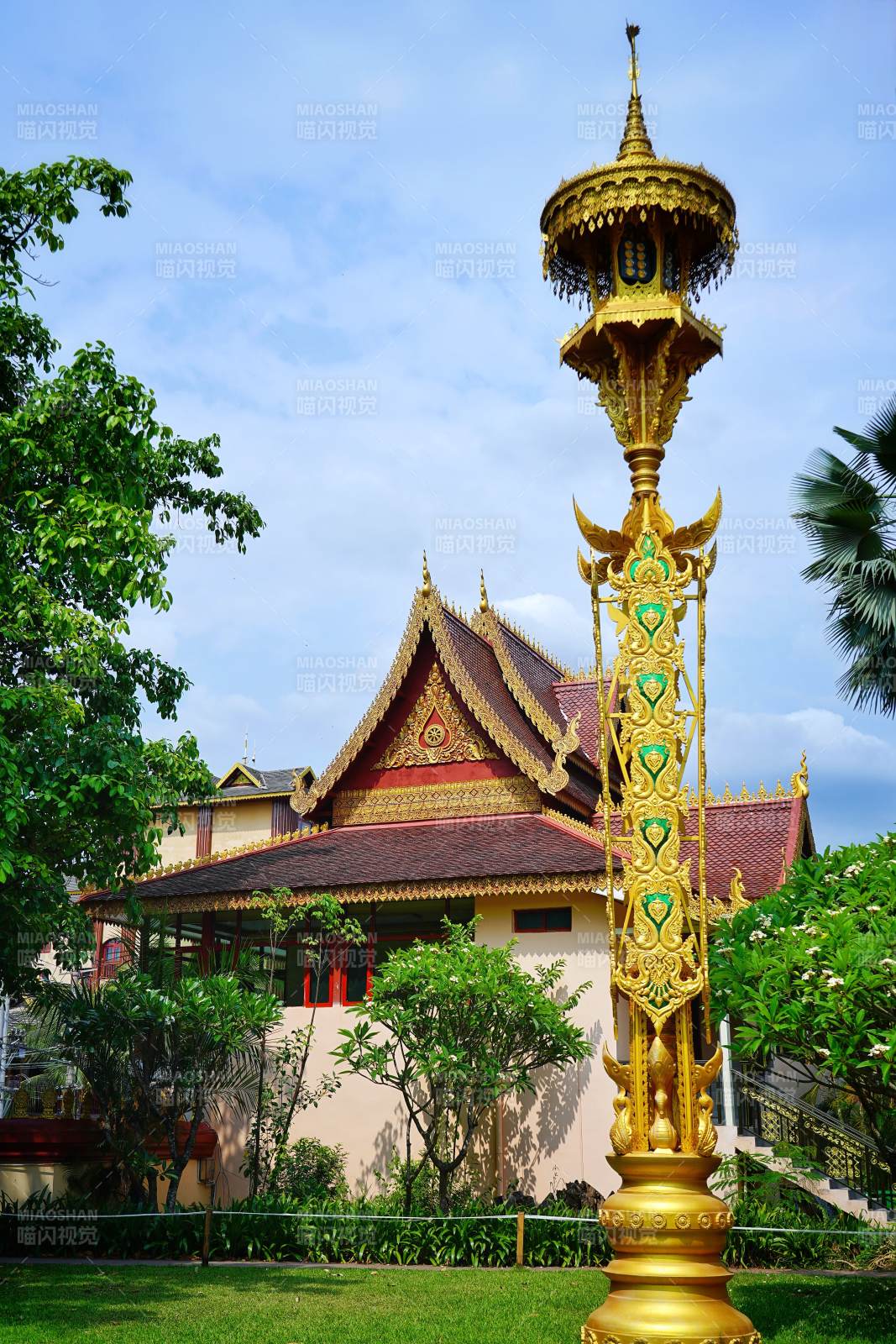 金塔映衬古寺景图片