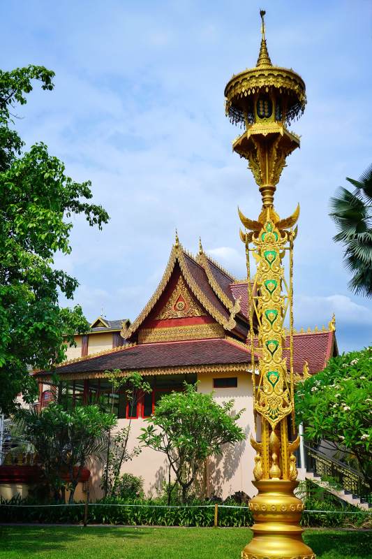 金塔映衬古寺景图片