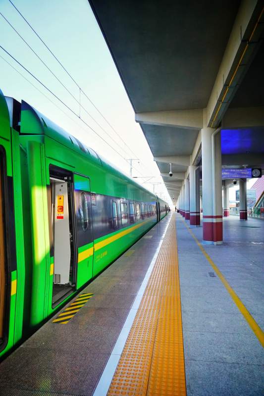 绿色列车停靠站台图片