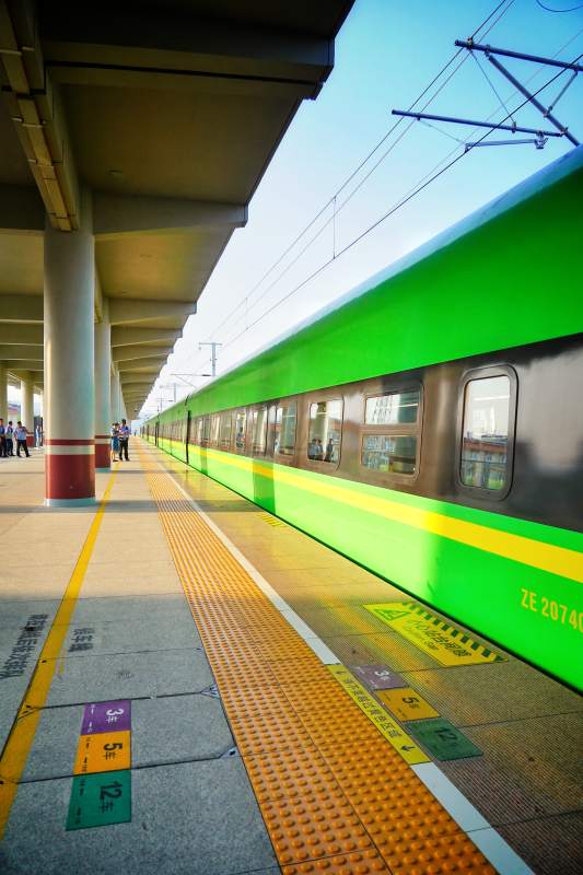 绿色列车停靠站台图片