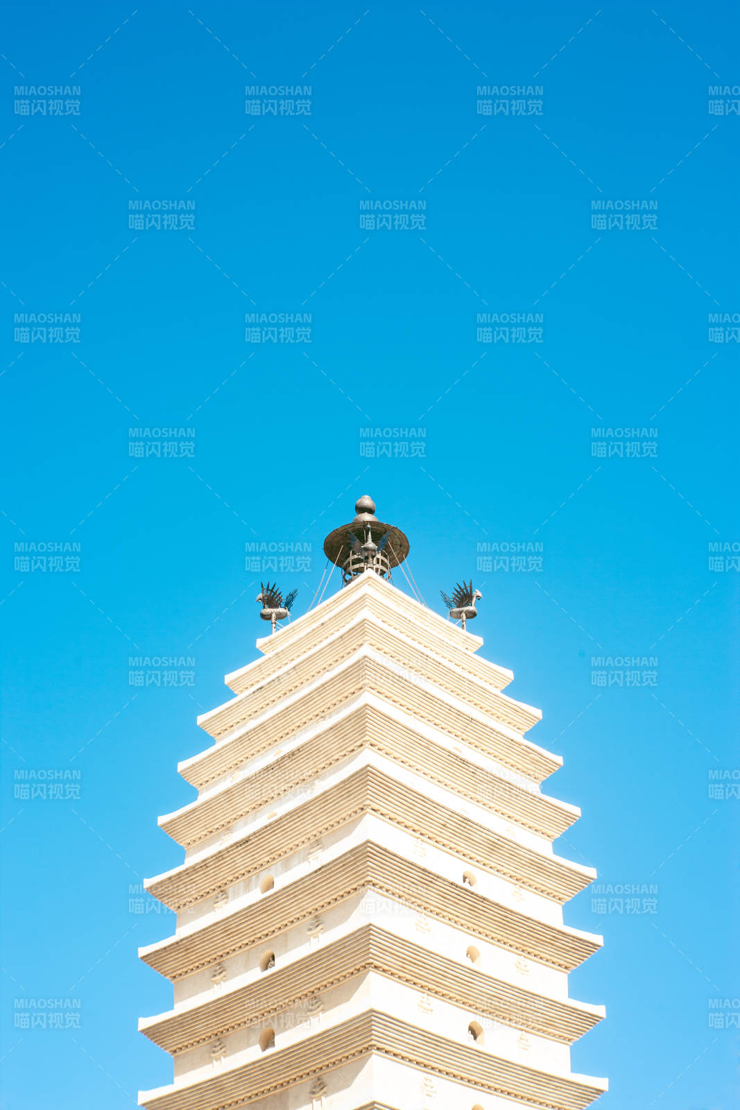 白塔蓝天映衬图片