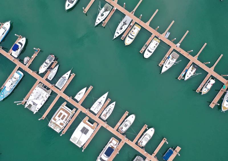 码头停泊的游艇图片