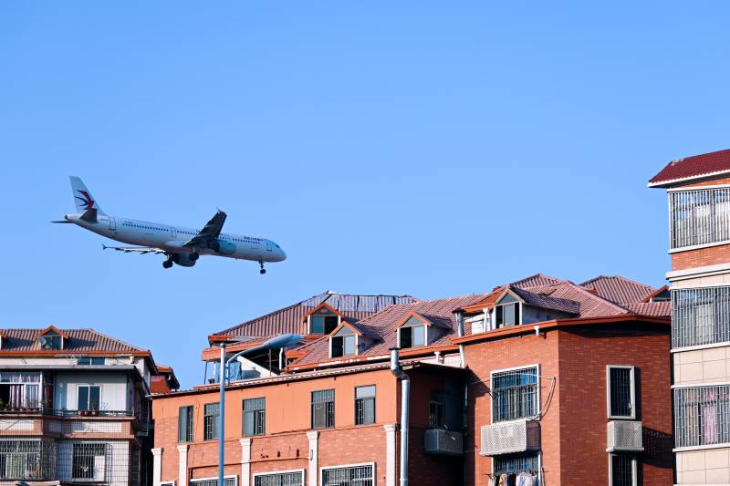 飞机飞越居民楼图片