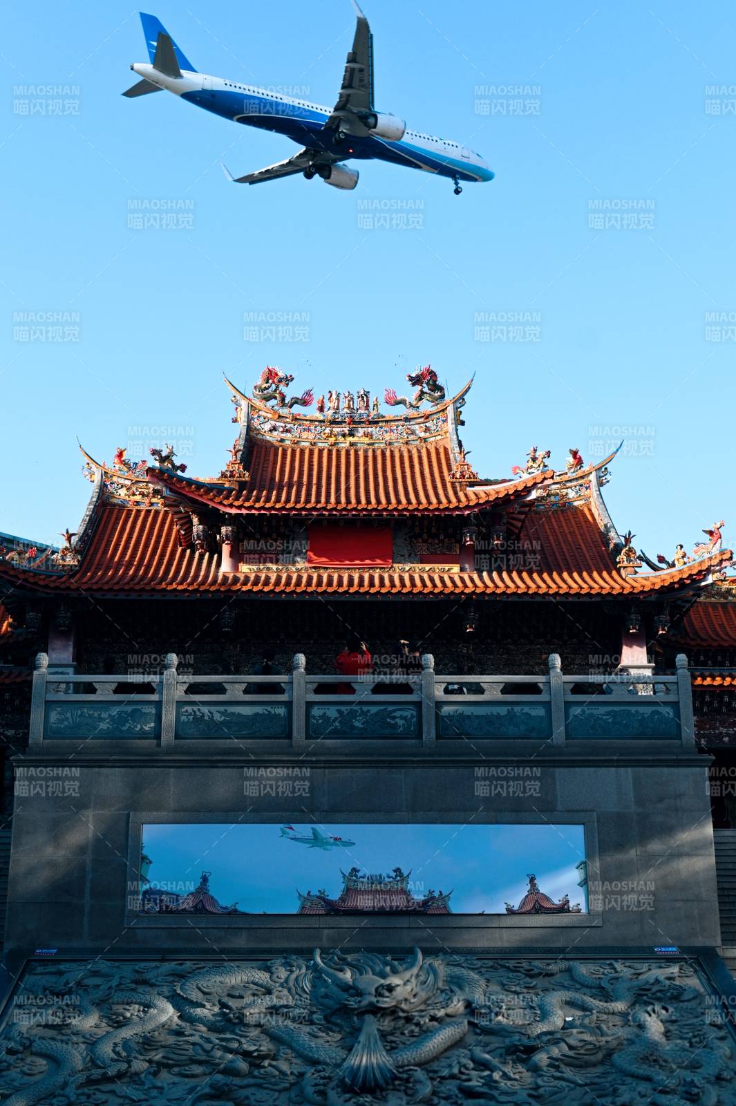 飞机掠过古庙上空图片