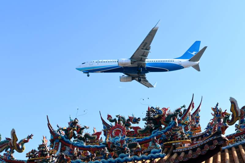 飞机飞越古建筑图片