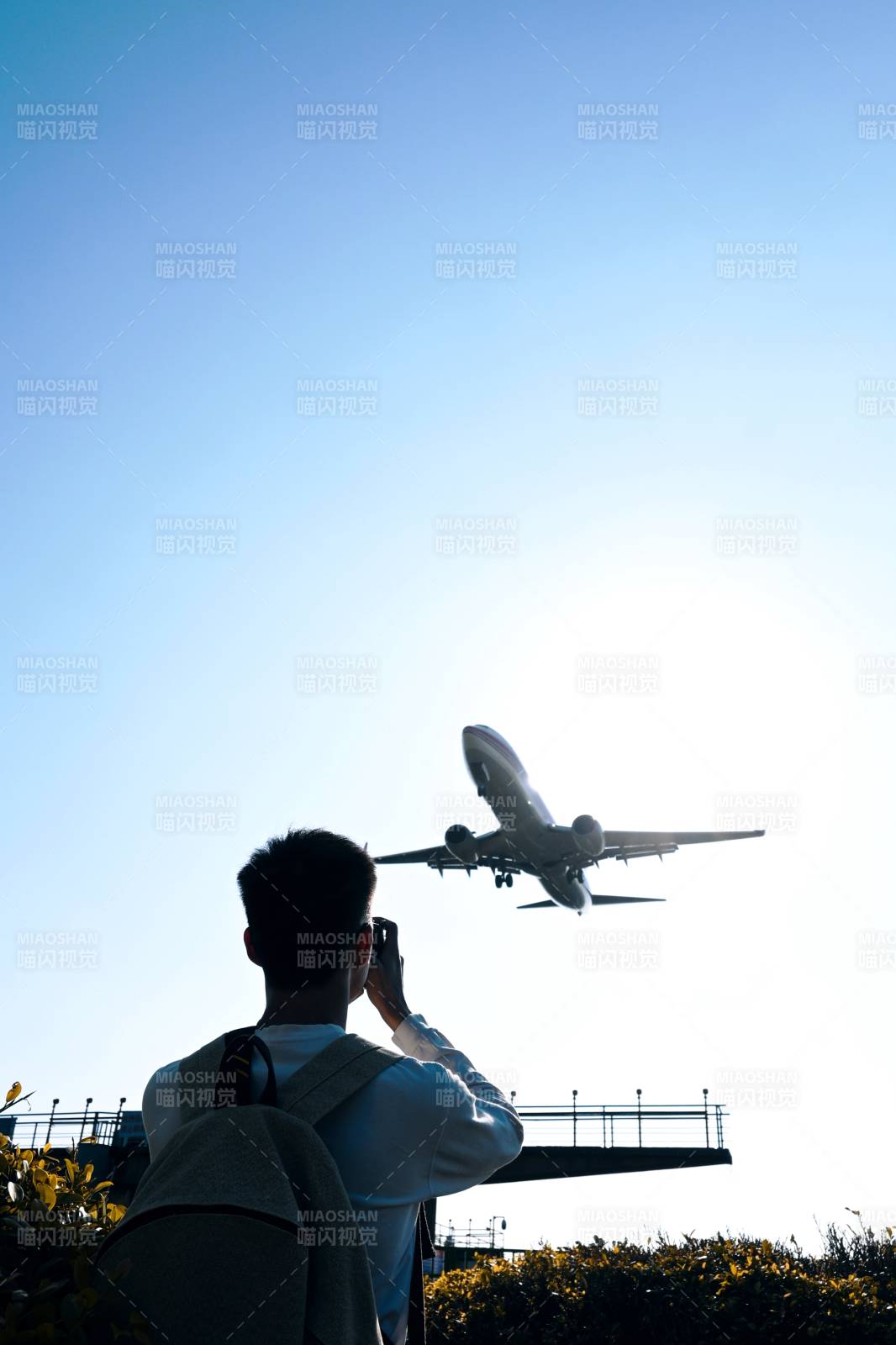 仰拍飞机起飞瞬间图片
