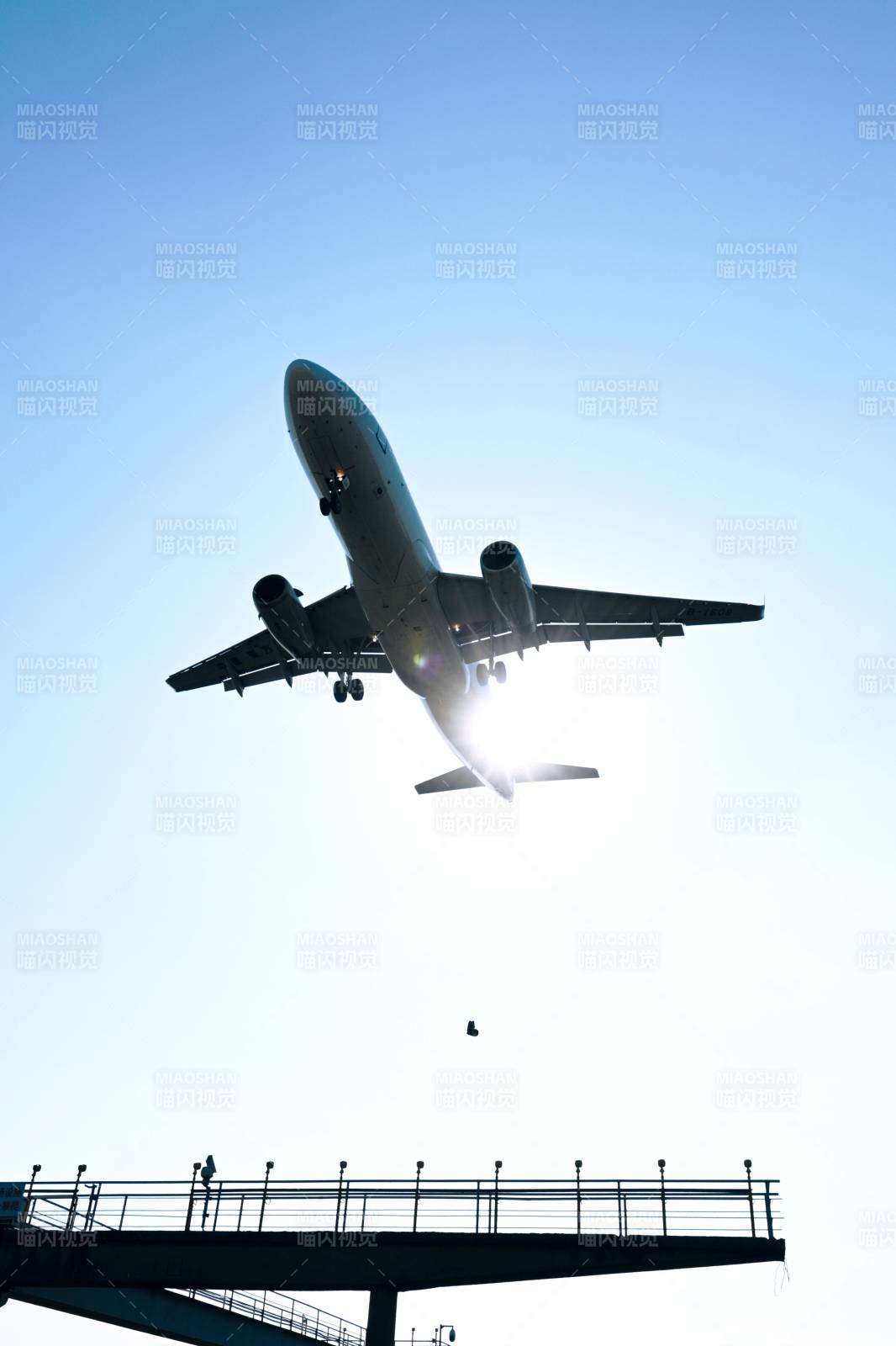 飞机起飞瞬间图片