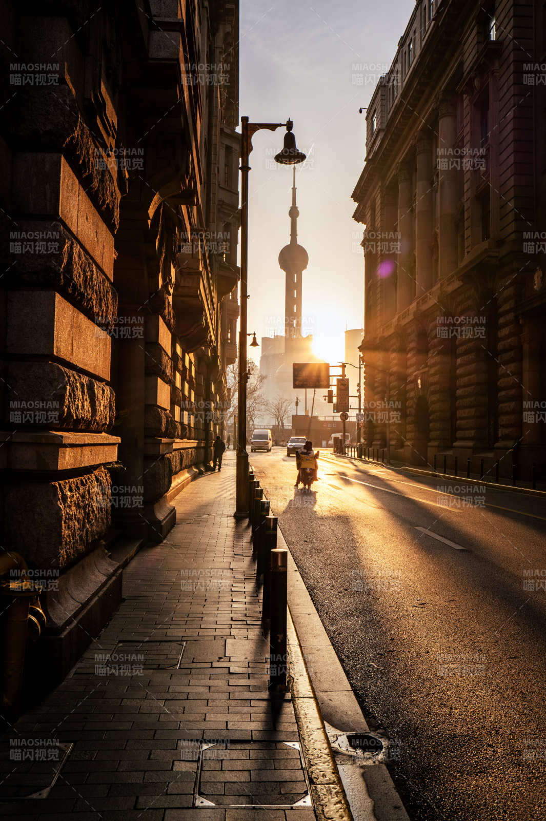 晨光中的城市街景图片