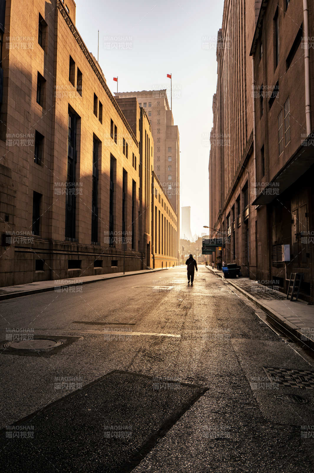 晨光中的城市街景图片