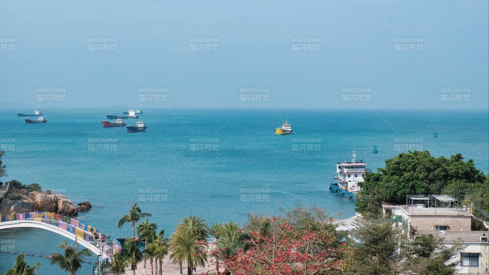 海天一色 船影点点图片