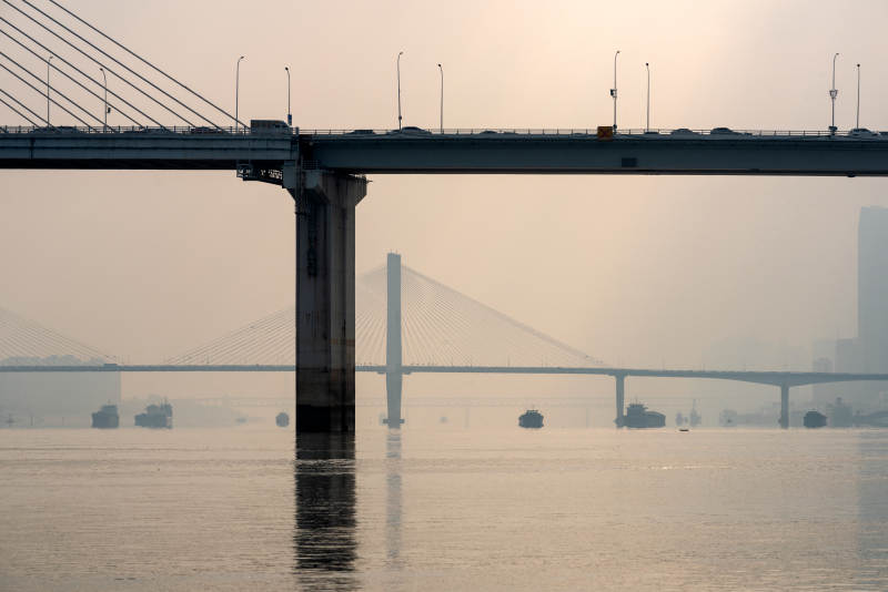 雾中大桥倒影图片