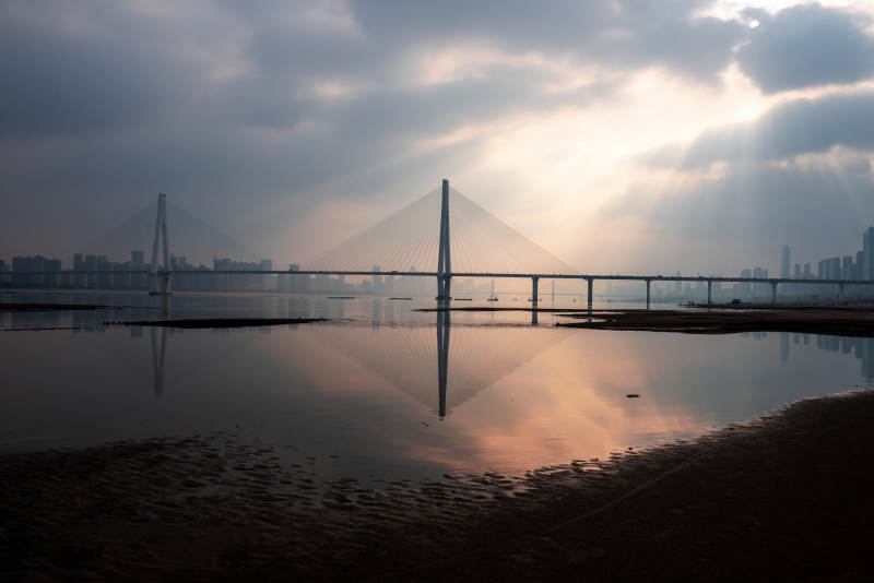 桥影映水天图片