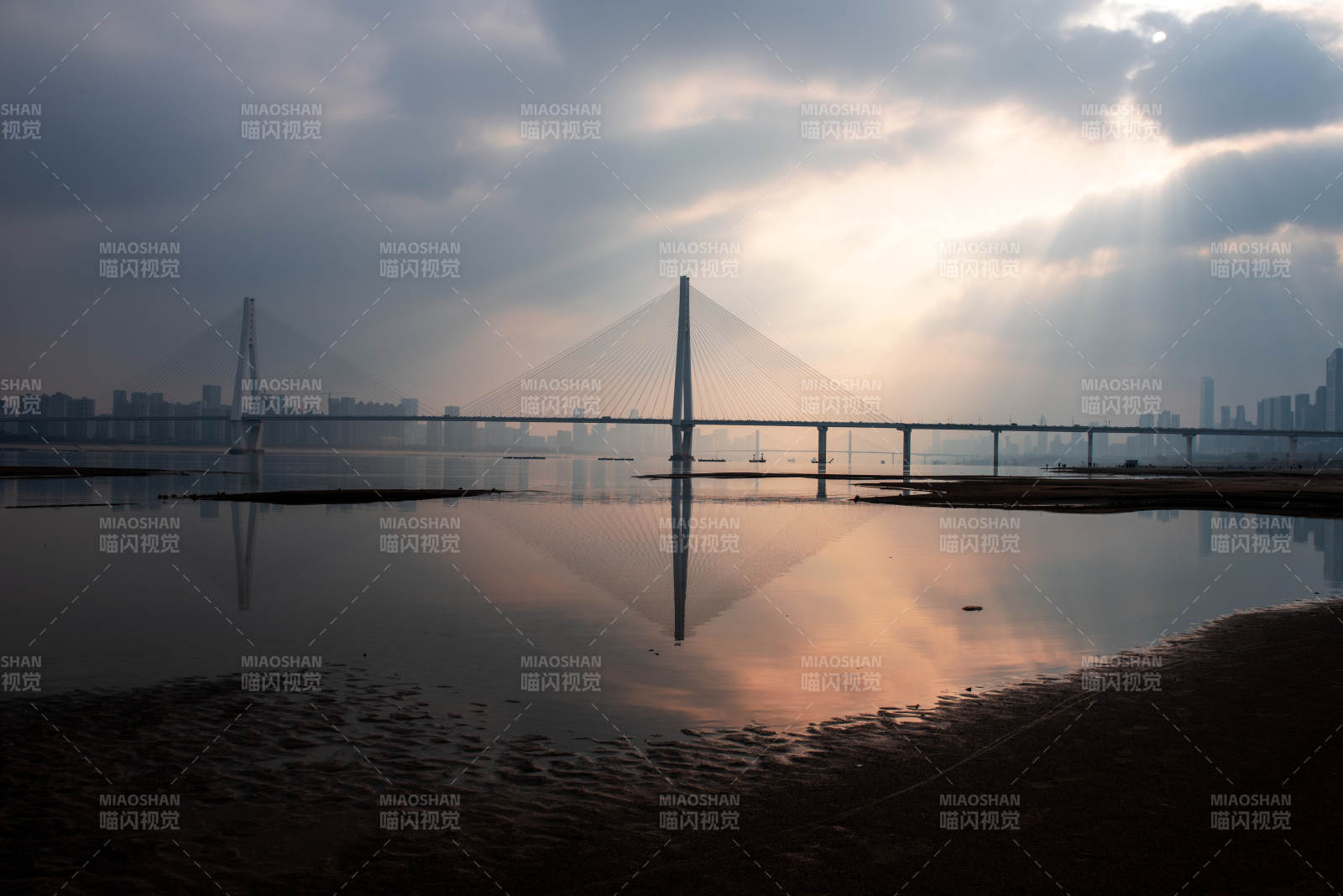 桥影映水天图片