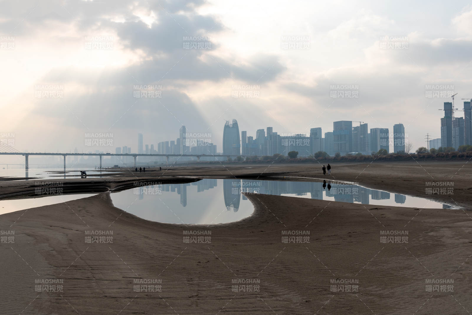 城市天际线倒影图片