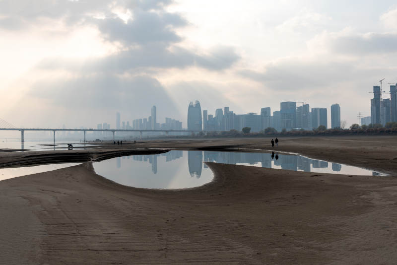 城市天际线倒影图片