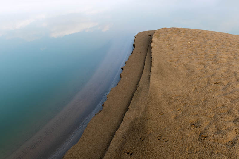 湖畔沙岸静谧景图片