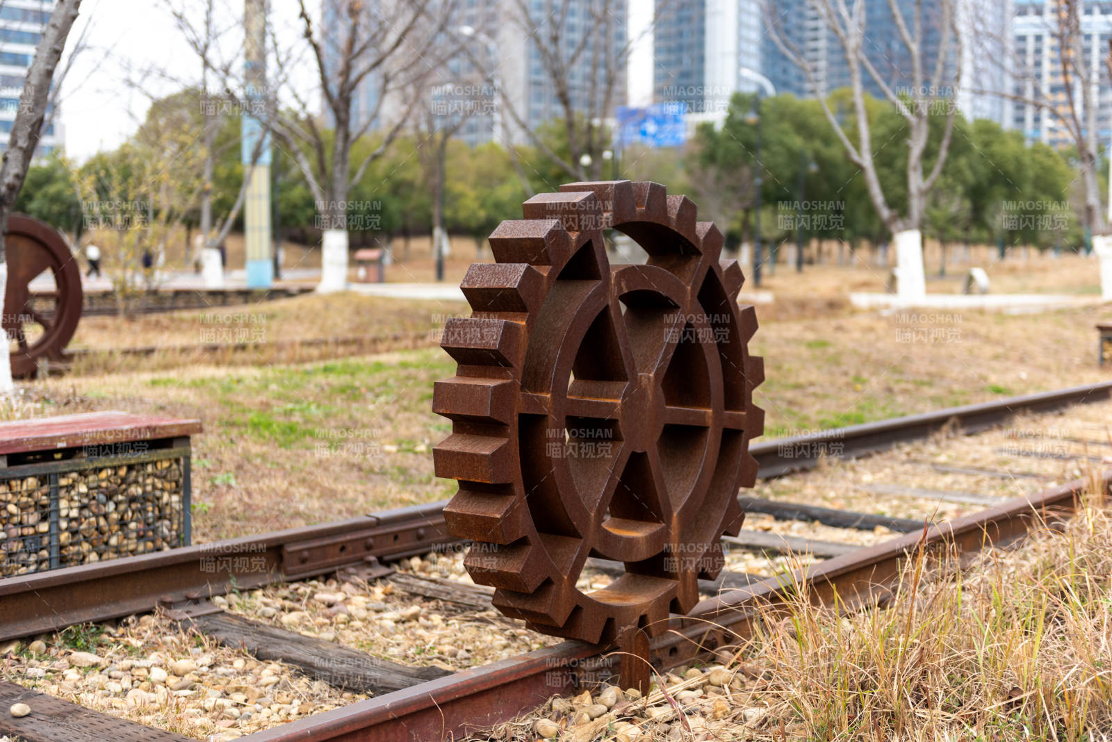 铁轨上的齿轮雕塑图片