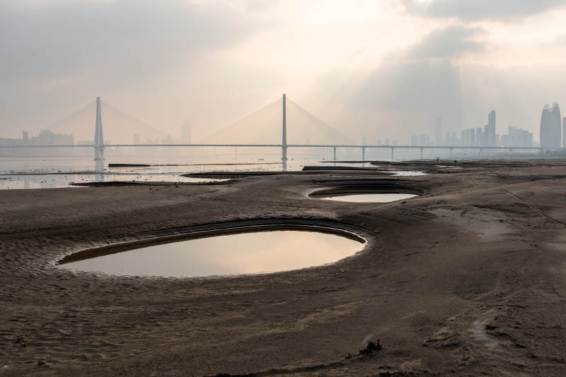 滩涂上的水洼与远桥图片