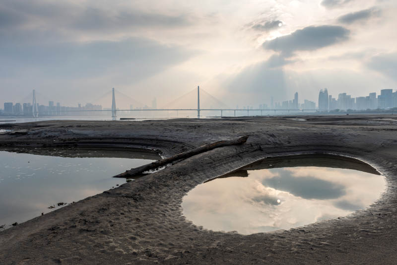 城市天际线倒影图片