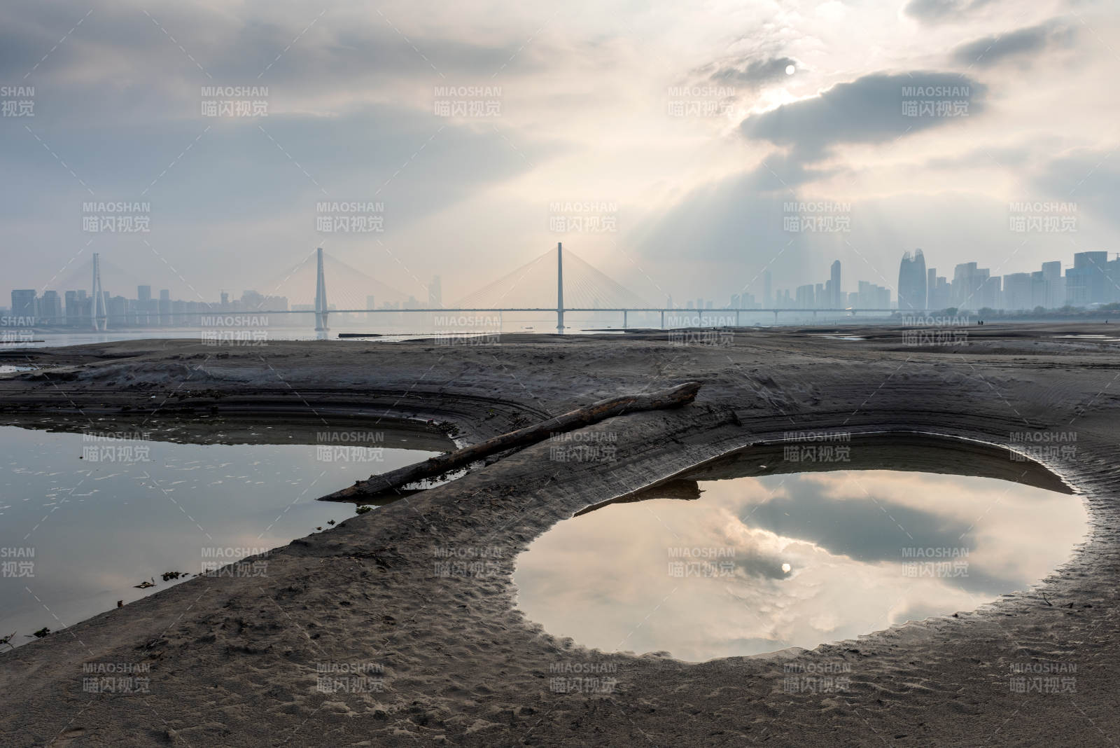 城市天际线倒影图片