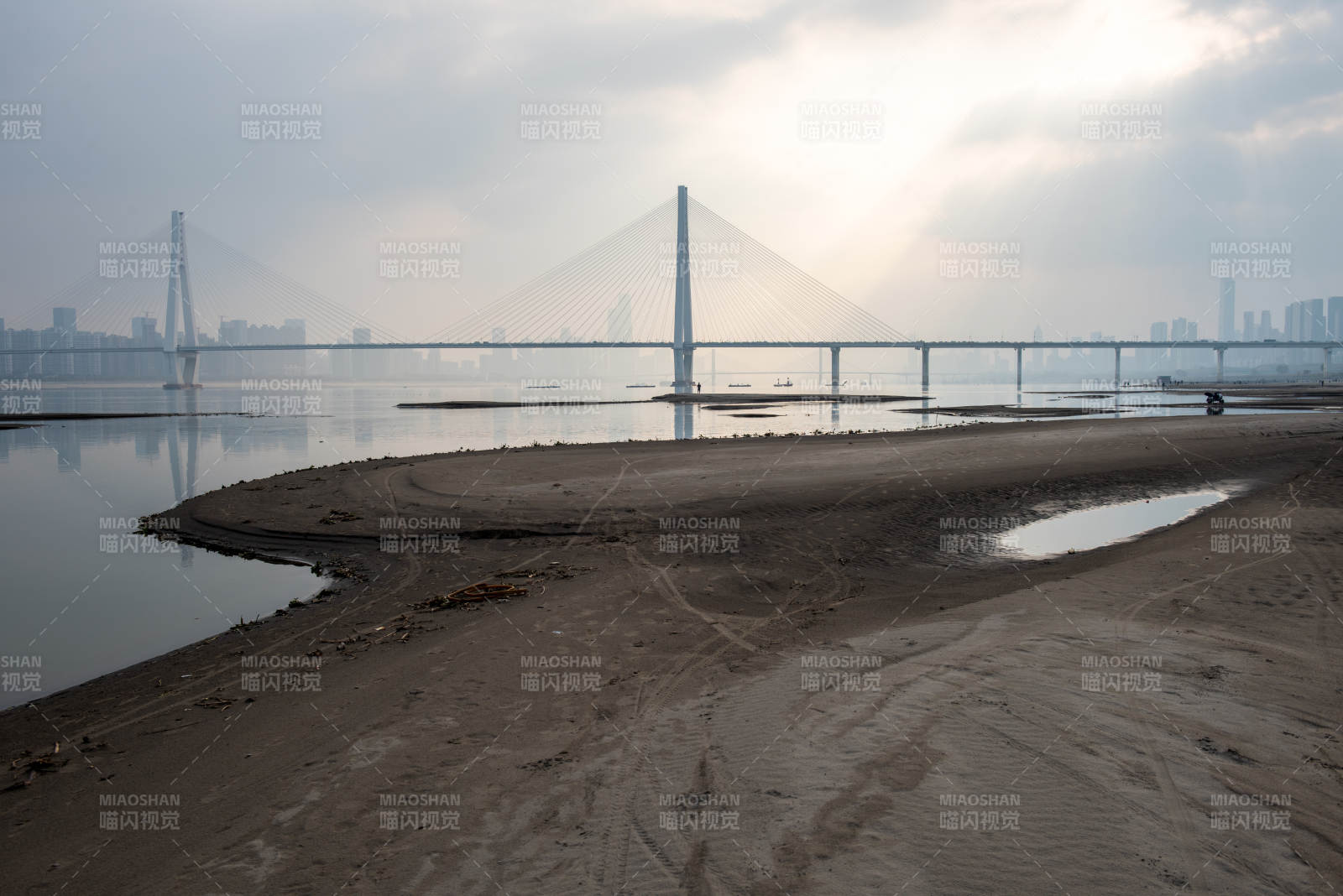 江畔大桥晨景图片