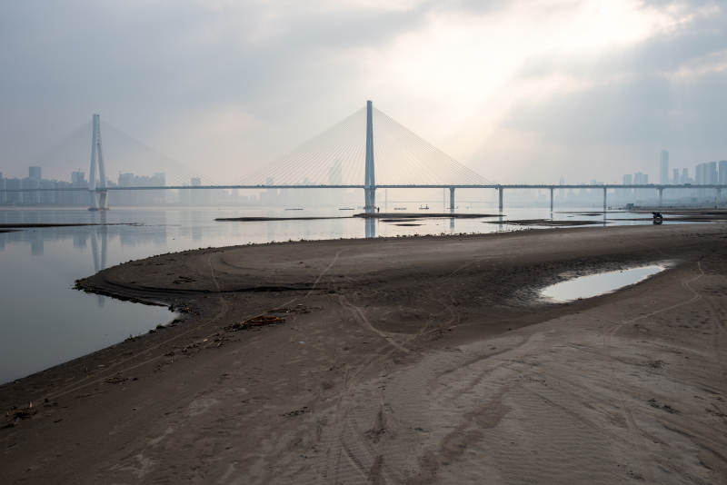 江畔大桥晨景图片