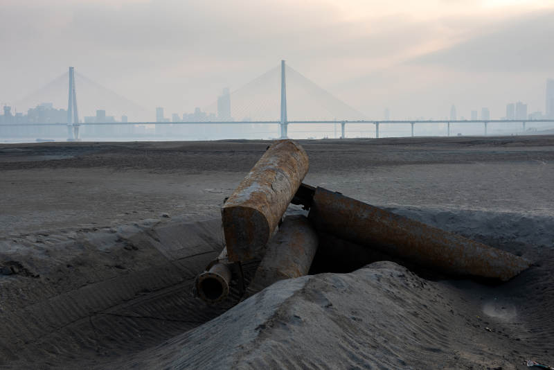 锈管与桥影图片