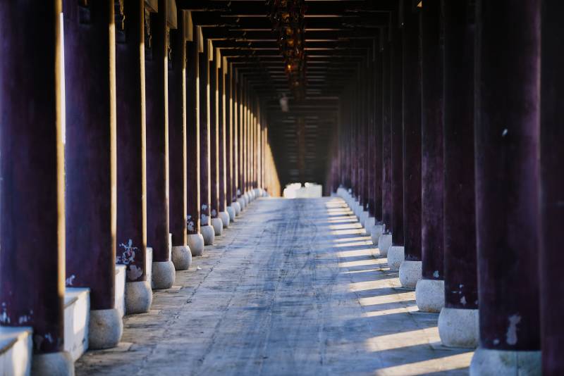 长廊幽深静谧图片