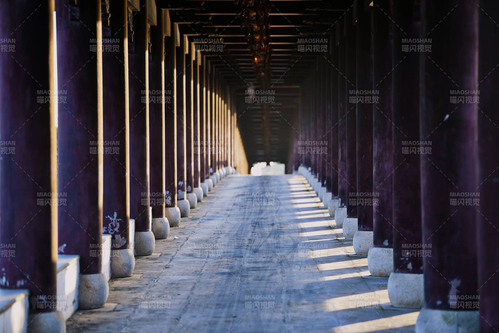 长廊幽深静谧图片