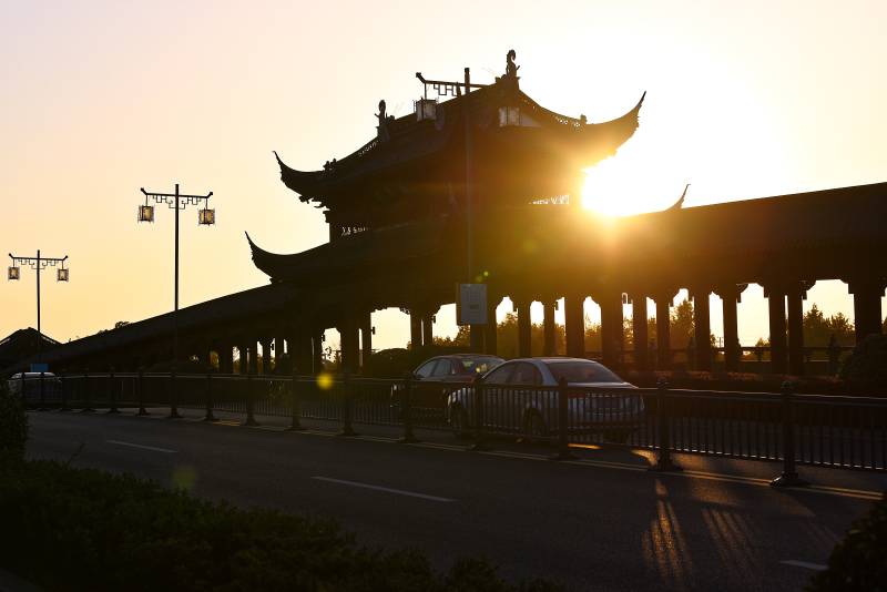 夕阳下的古桥剪影图片