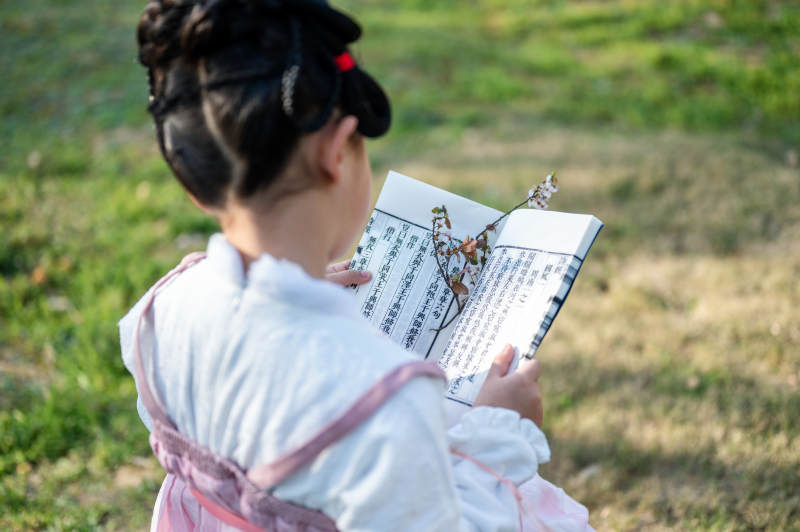 古装女子读诗书图片