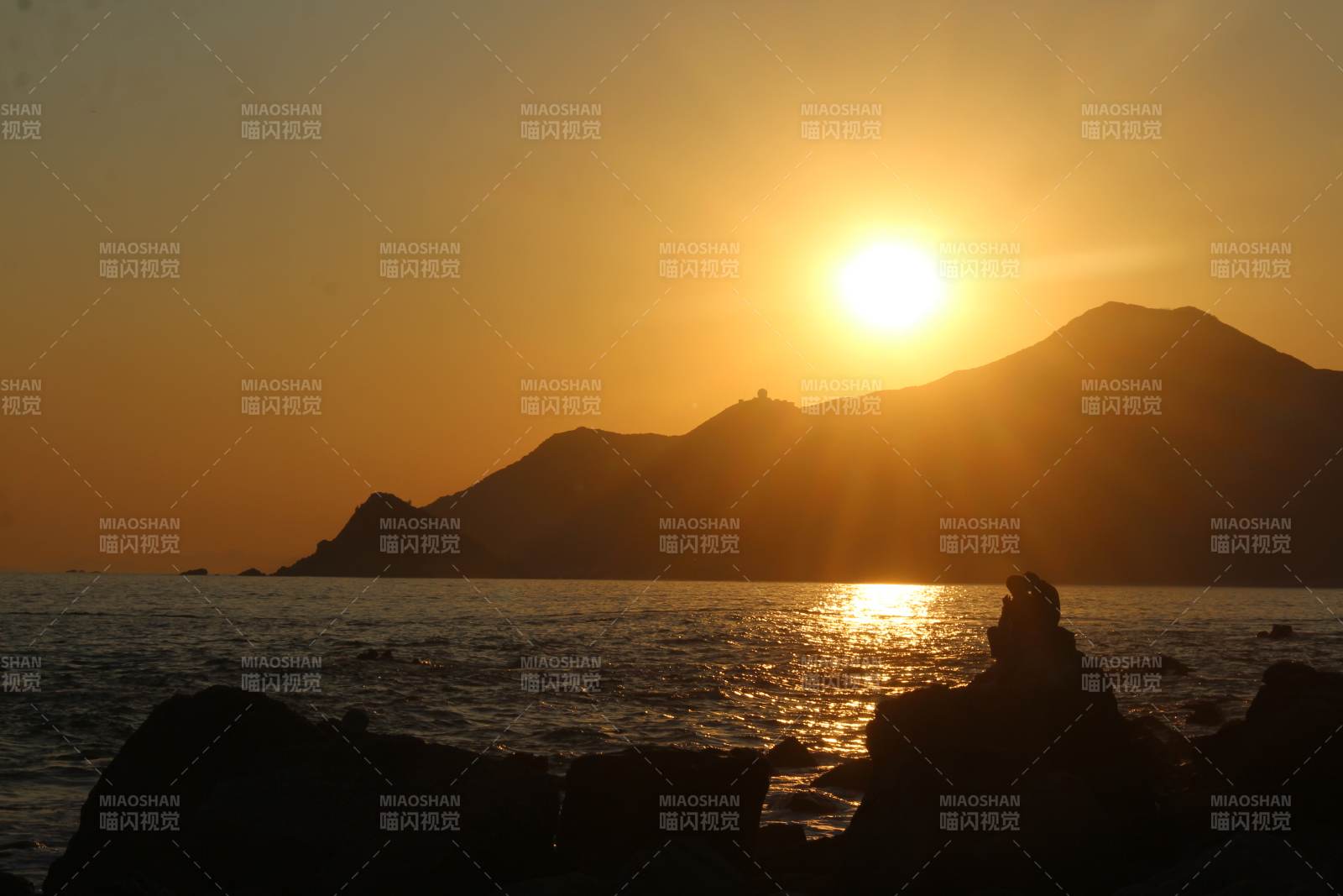 夕阳山海剪影图片