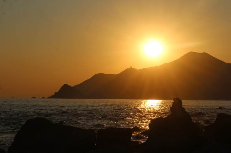 夕阳山海剪影图片