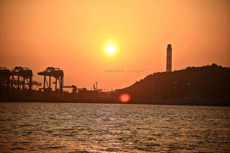 夕阳下的港口剪影图片